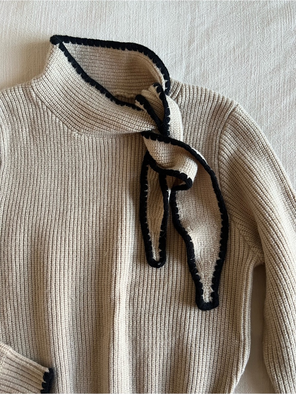 COMMENSE Contrast Trim Tie-Neck Ribbed Sweater - Picture 3 of 5
